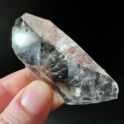 Bergkristall | Rohstein | Madagaskar | klar | in Hand gehalten | Größenvergleich | Happy Minerals