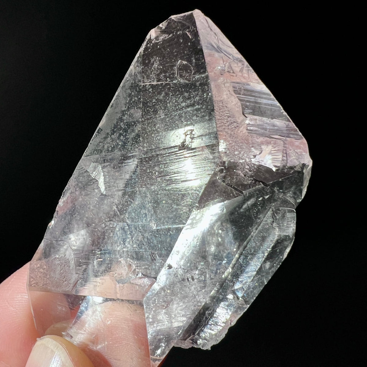 Bergkristall | Rohstein | Madagaskar | klar | Nahaufnahme | rosafarbene Schimmer | Happy Minerals