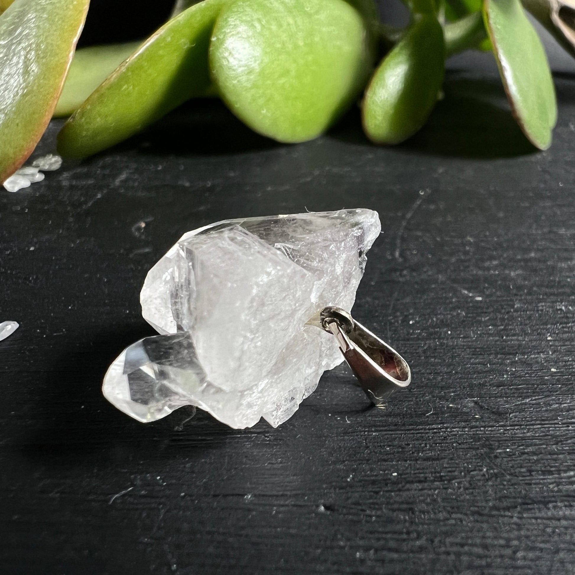 Bergkristall Rohstein | seitliche Perspektive | natürliche Kanten | versilberte Öse | Happy Minerals | Brasilien