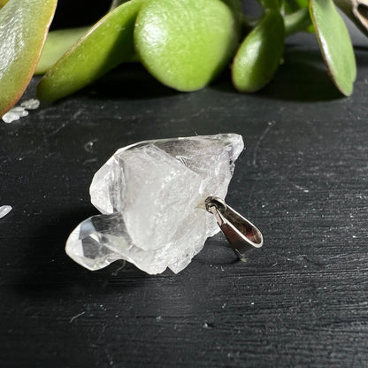 Bergkristall Rohstein | seitliche Perspektive | natürliche Kanten | versilberte Öse | Happy Minerals | Brasilien