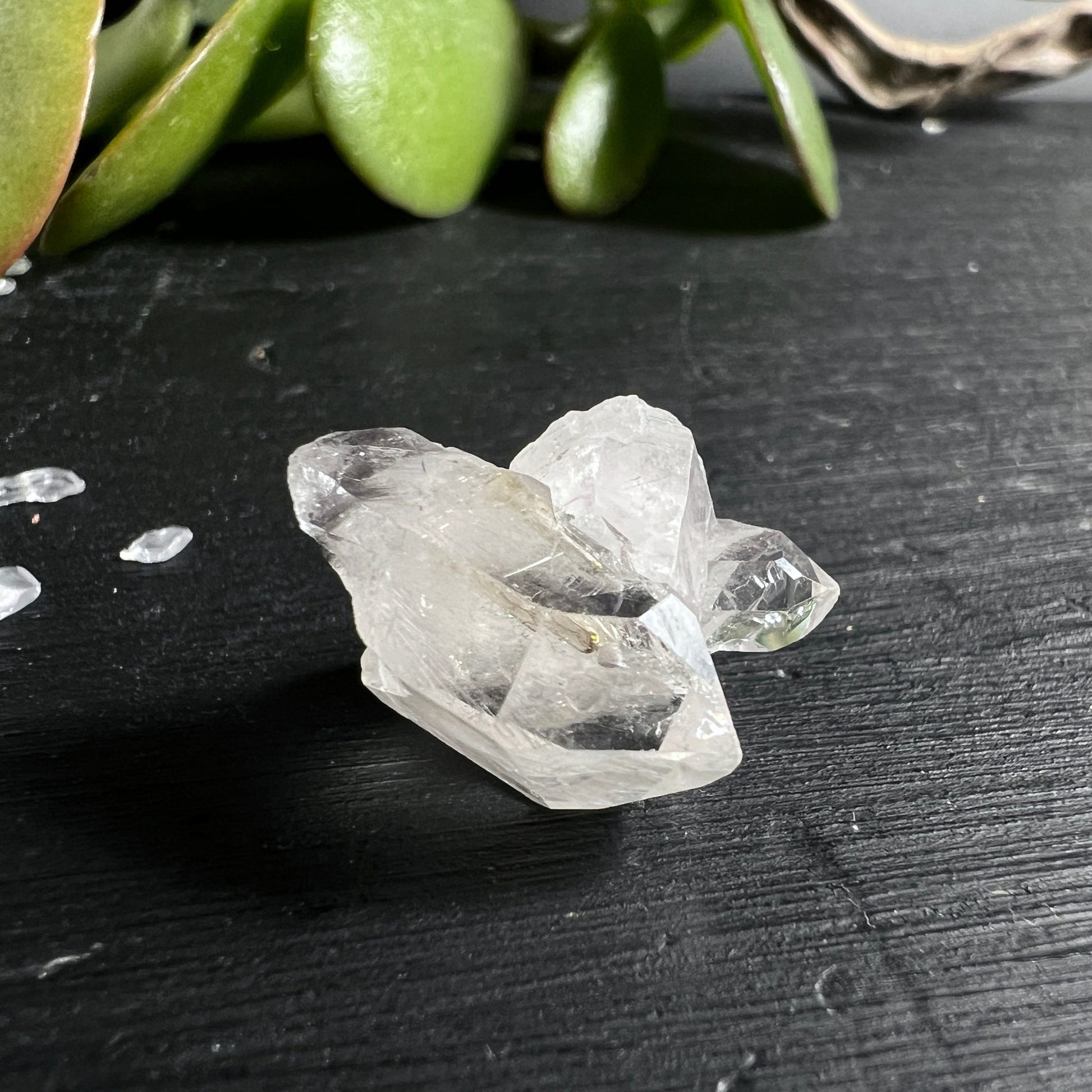 Bergkristall Rohstein | versilberte Öse | transparente Klarheit | grüne Akzente | Happy Minerals | Brasilien