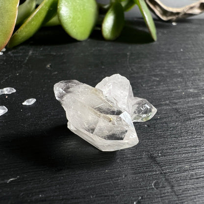Bergkristall Rohstein | versilberte Öse | transparente Klarheit | grüne Akzente | Happy Minerals | Brasilien