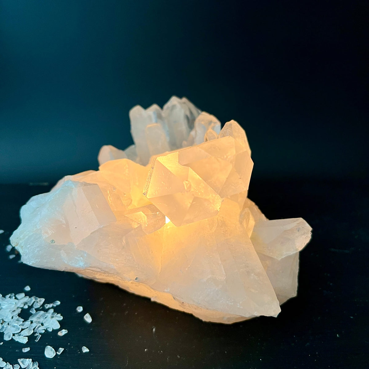 Bergkristall | Rohstein | warmes Licht | facettenreiche Spitzen | Unikat | Brasilien | Happy Minerals