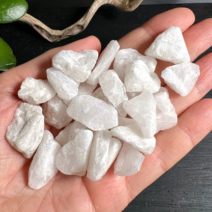 Bergkristall Rohsteine | hand | vergleich | weiss | klar | brasilien | natuerlich | happy minerals