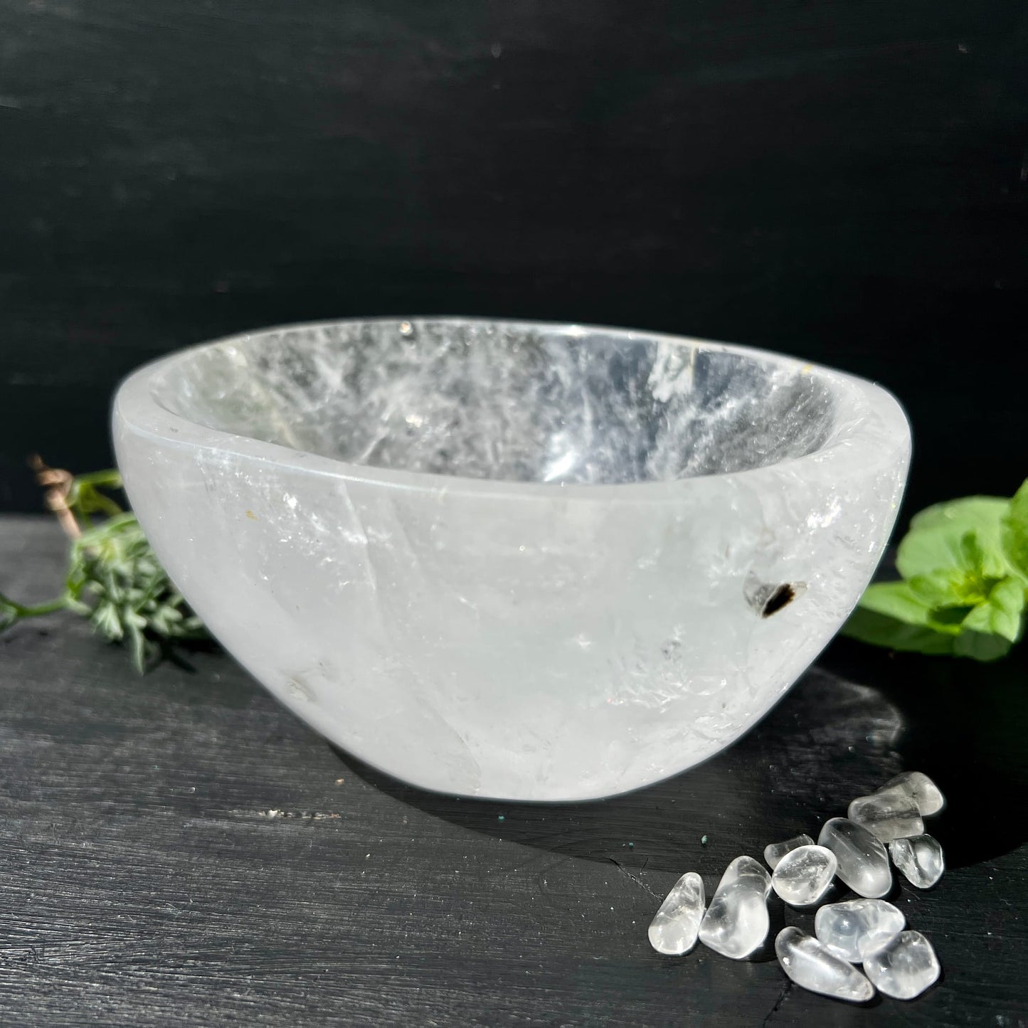 Bergkristallschale milchig-klar mit silbergrauen Schlieren, kleinen schwarzen Einschlüssen, poliert, oval | Happy Minerals