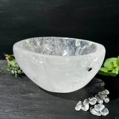 Bergkristallschale milchig-klar mit silbergrauen Schlieren, kleinen schwarzen Einschlüssen, poliert, oval | Happy Minerals