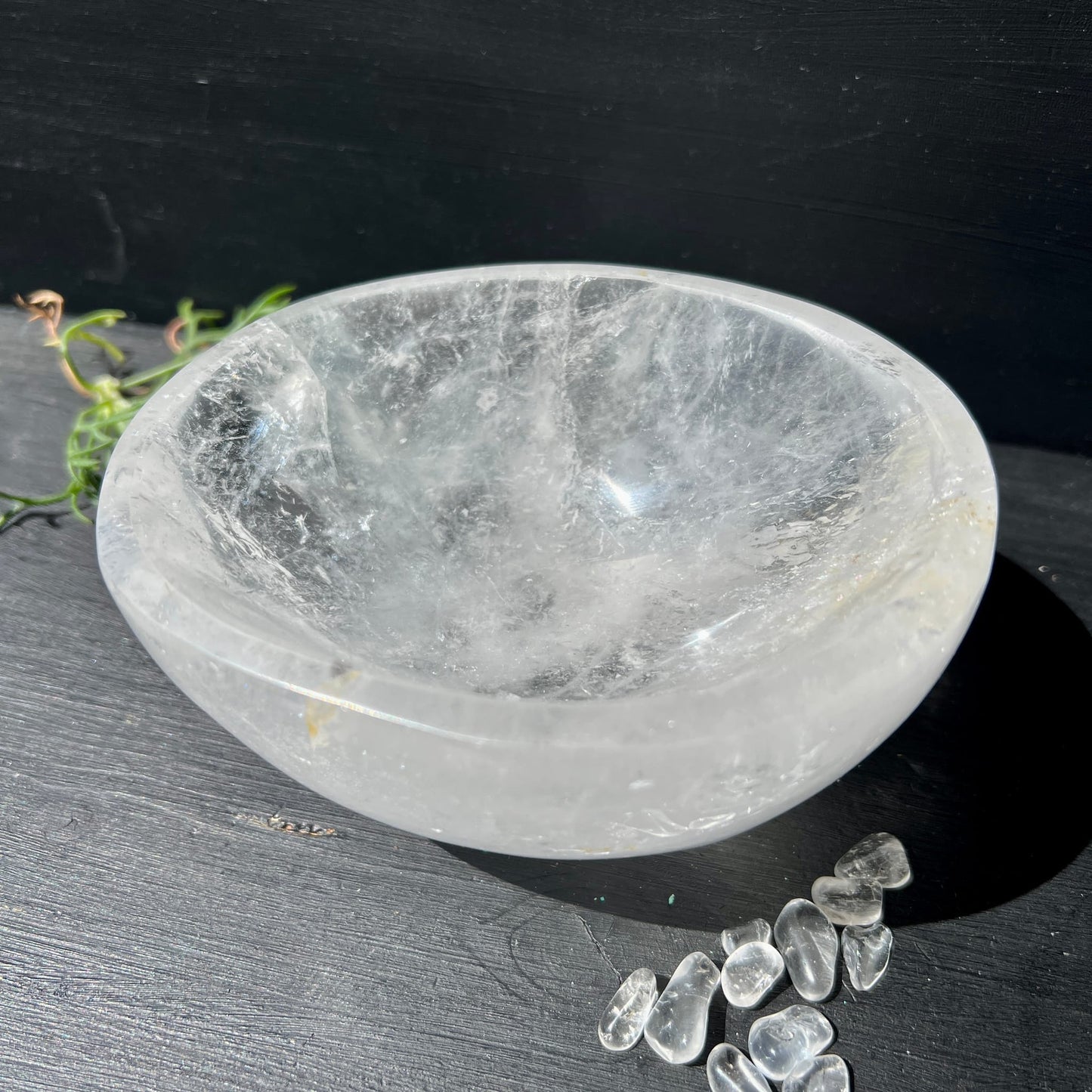 Bergkristallschale poliert, milchig-transparent mit silbrigen Schlieren und goldenen Einschlüssen, runde Schalenform | Happy Minerals