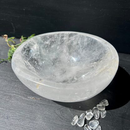 Bergkristallschale poliert, milchig-transparent mit silbrigen Schlieren und goldenen Einschlüssen, runde Schalenform | Happy Minerals