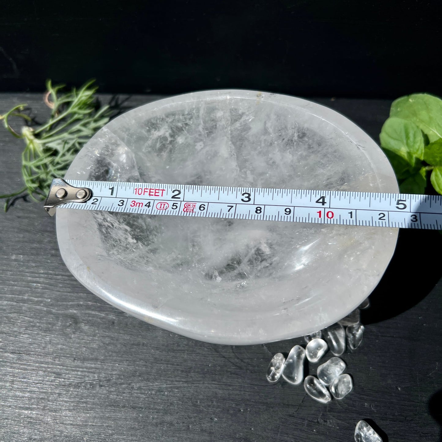 Polierte Bergkristallschale, milchig-transparent mit weissen Schlieren, ca. 10cm Durchmesser, oval | Happy Minerals