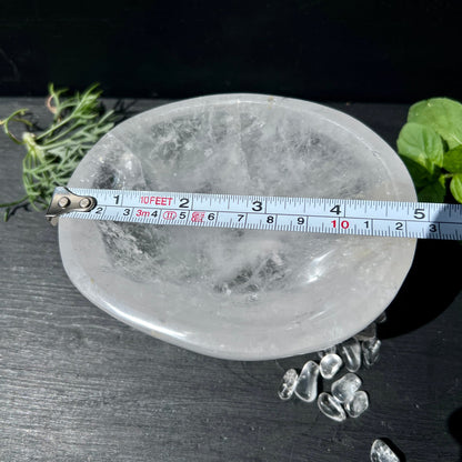 Polierte Bergkristallschale, milchig-transparent mit weissen Schlieren, ca. 10cm Durchmesser, oval | Happy Minerals