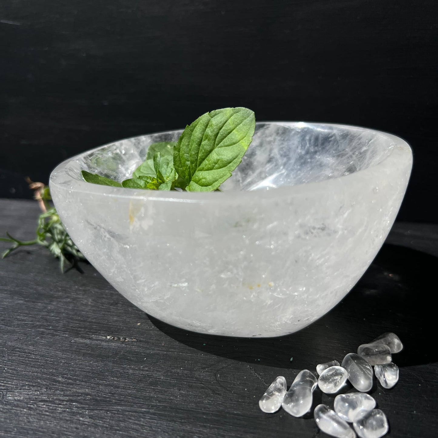 Bergkristallschale milchig-weiss mit glasklaren Zonen, goldgelben Einschlüssen und silbrigen Schlieren, poliert | Happy Minerals