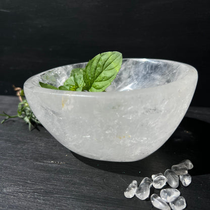 Bergkristallschale milchig-weiss mit glasklaren Zonen, goldgelben Einschlüssen und silbrigen Schlieren, poliert | Happy Minerals