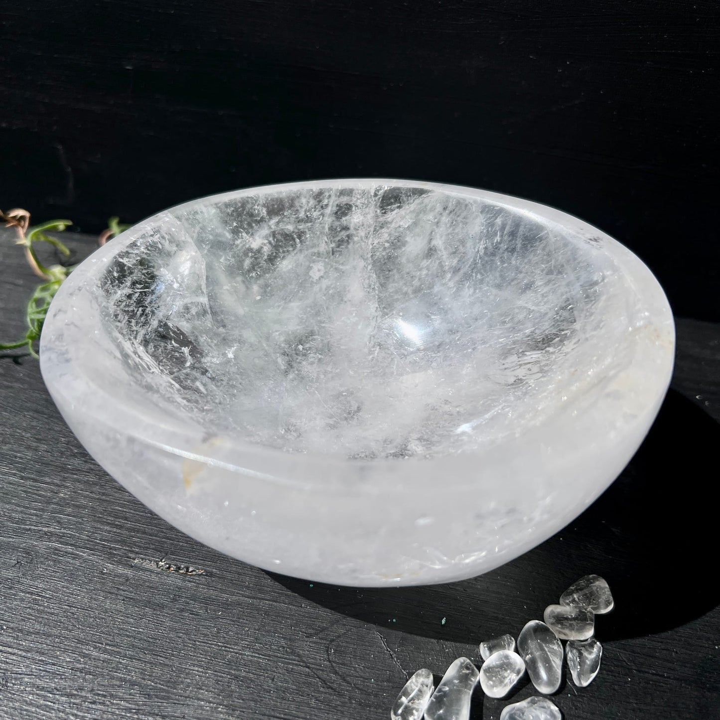 Bergkristallschale poliert, milchig-weiss mit silbrigen Schlieren und feinen Fasereinschlüssen, runde Schalenform | Happy Minerals