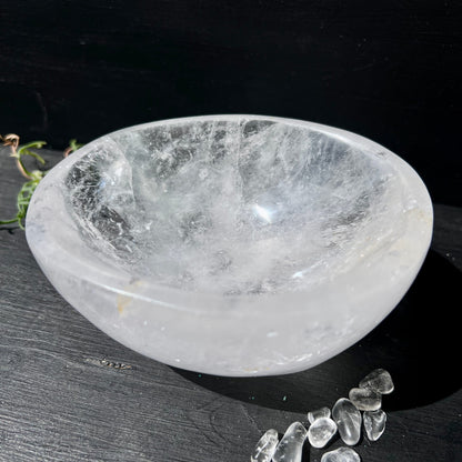 Bergkristallschale poliert, milchig-weiss mit silbrigen Schlieren und feinen Fasereinschlüssen, runde Schalenform | Happy Minerals