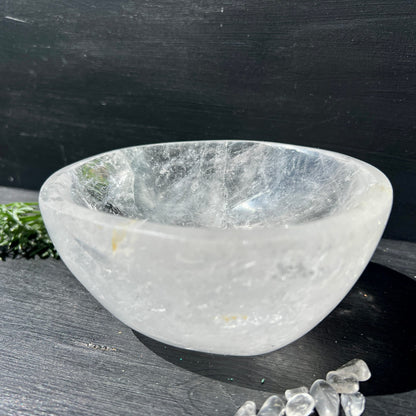 Bergkristallschale milchig-weiss mit silbrigen Schlieren, Golden Healer Einschlüssen, poliert, oval | Happy Minerals