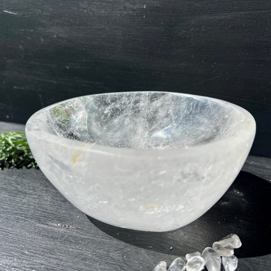 Bergkristallschale milchig-weiss mit silbrigen Schlieren, Golden Healer Einschlüssen, poliert, oval | Happy Minerals