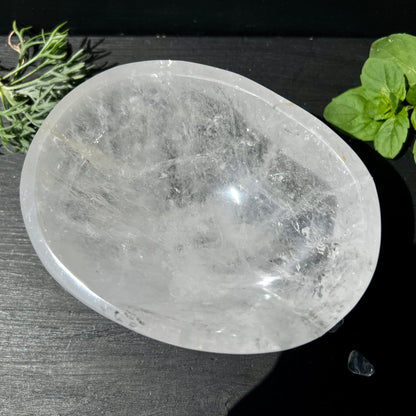 Polierte Bergkristallschale oval, milchig-klar mit silbrigen Rutil-Fasern und grauen Schlieren, Lichtreflex | Happy Minerals