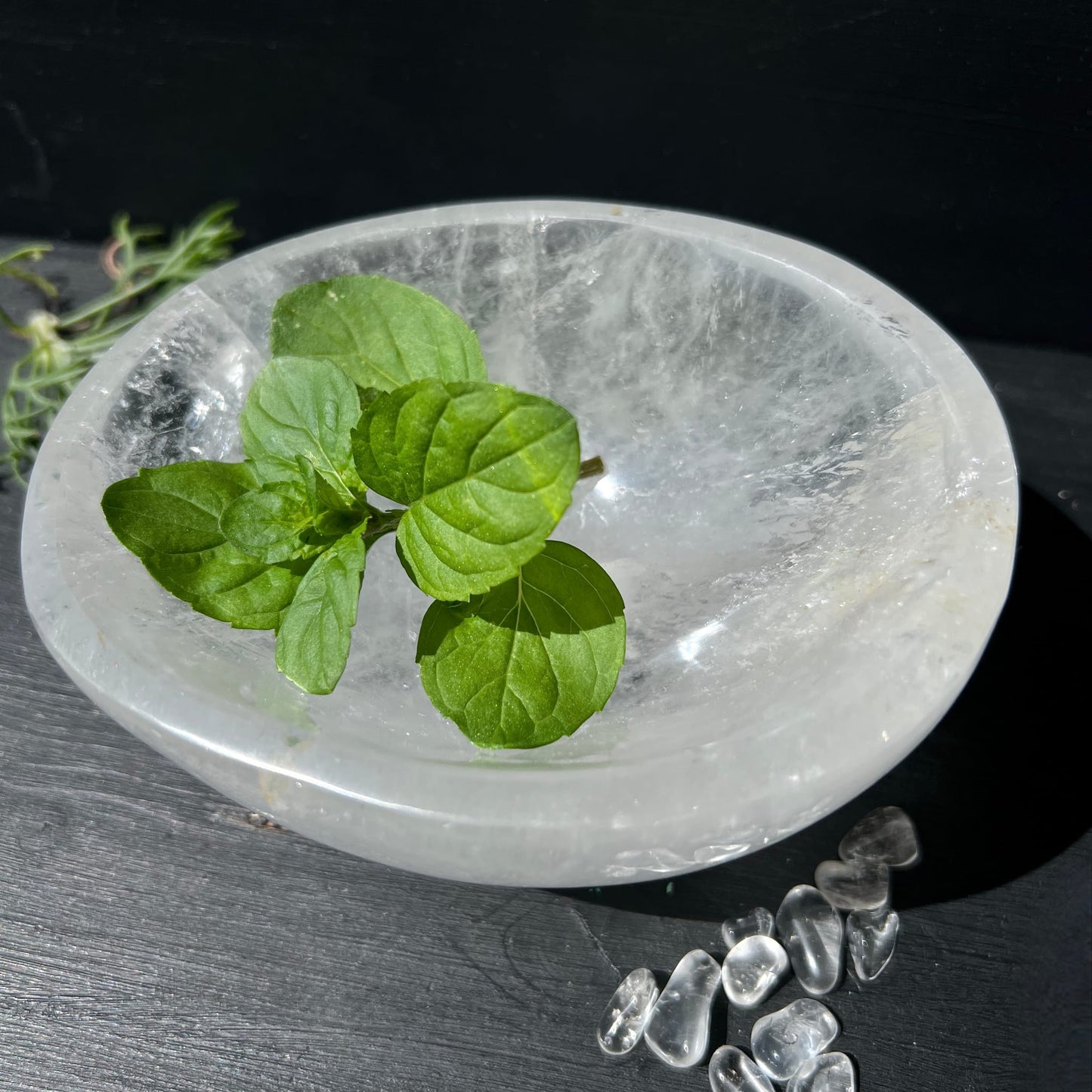 Polierte Bergkristallschale, transparent-milchig mit silbrigen Schlieren, flache Schalenform, ca. 10cm | Happy Minerals