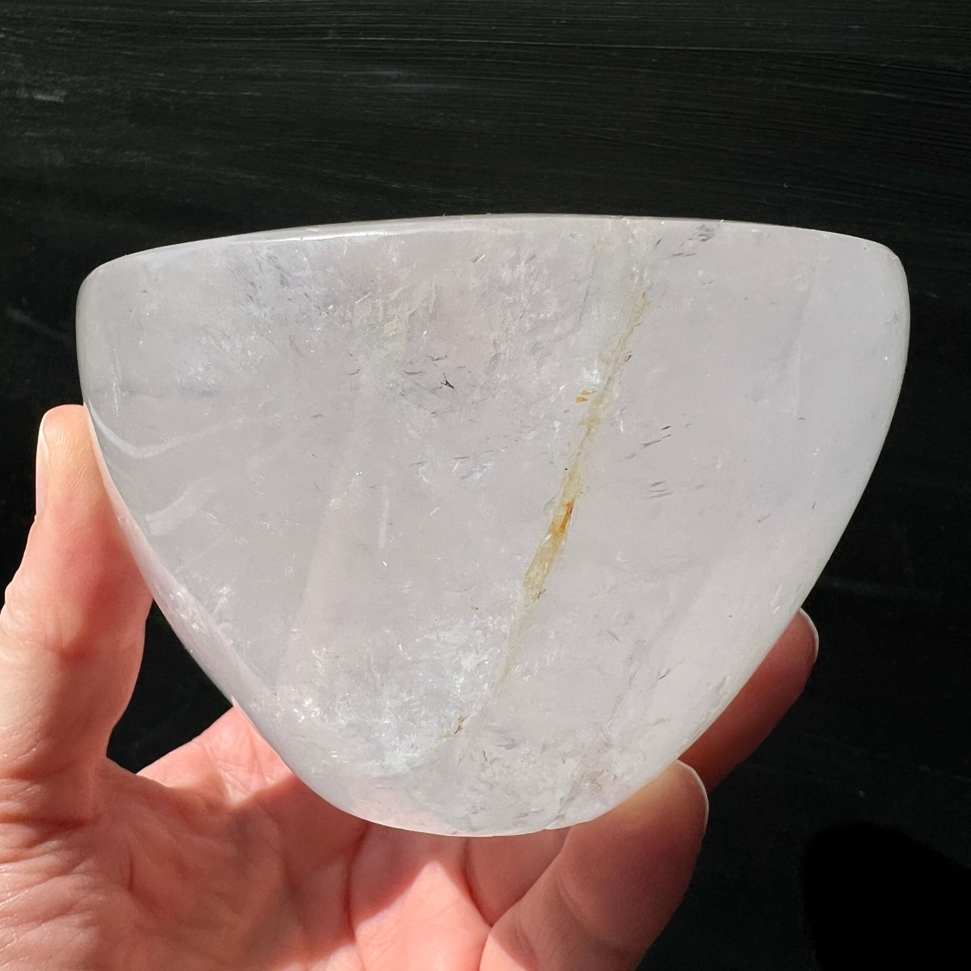 Bergkristallschale milchig-weiss mit goldenem Streifen und silbrigen Rutil-Fasern, dreieckige Form poliert | Happy Minerals