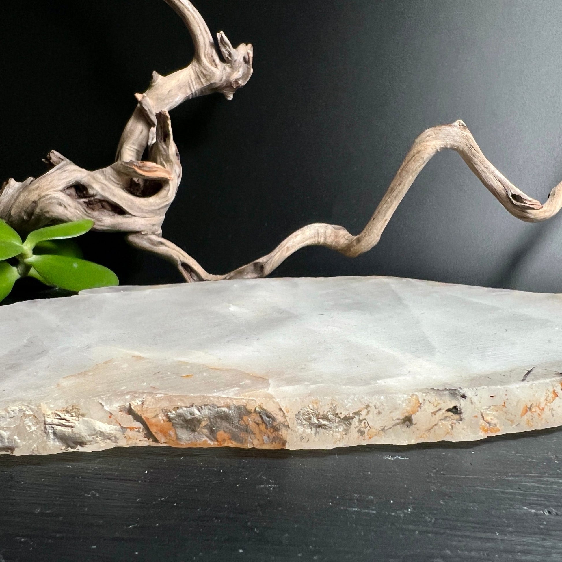 Bergkristall Scheibe Brasilien | liegend auf Holz | natürliche Maserung trifft Kristallreinheit | Happy Minerals