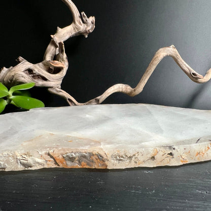 Bergkristall Scheibe Brasilien | liegend auf Holz | natürliche Maserung trifft Kristallreinheit | Happy Minerals