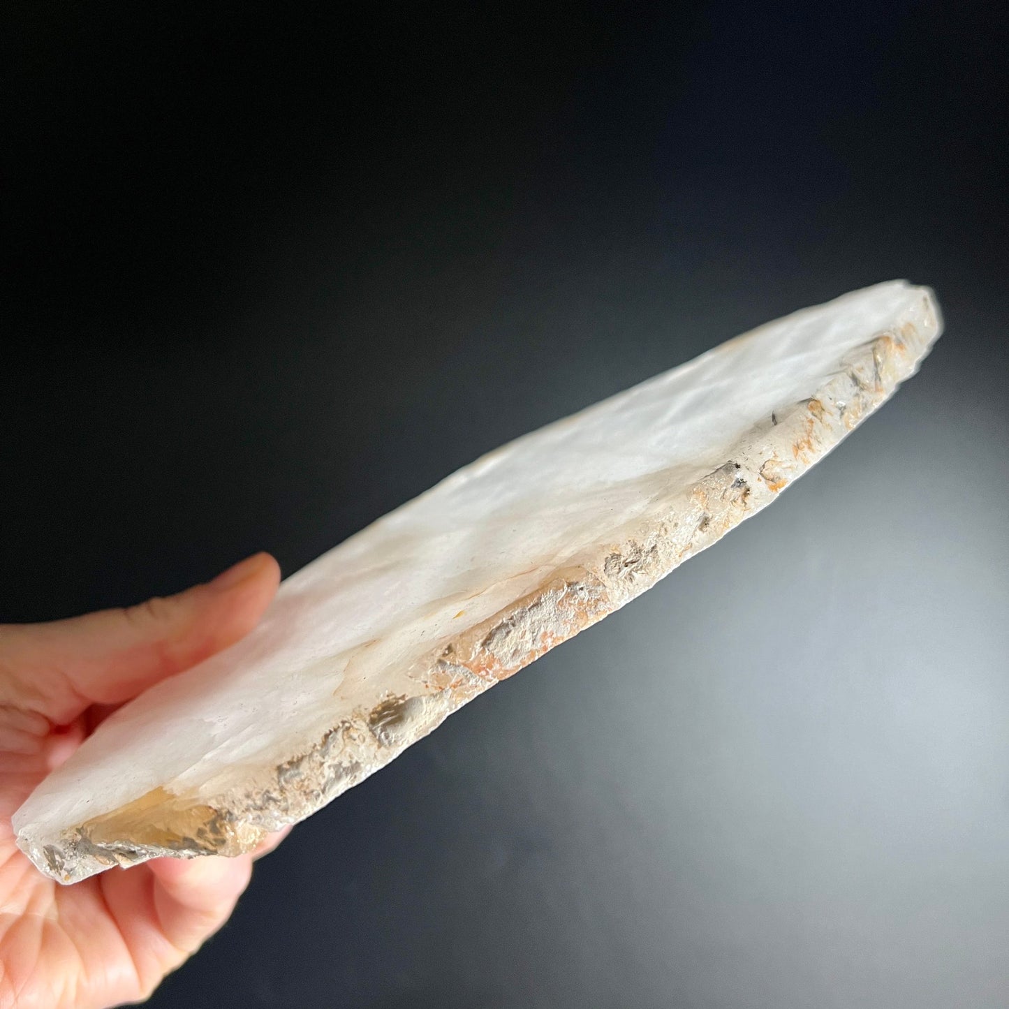 Bergkristall Scheibe Brasilien | Seitenprofil zeigt Dicke | erdige Kanten natürlich gewachsen | Happy Minerals