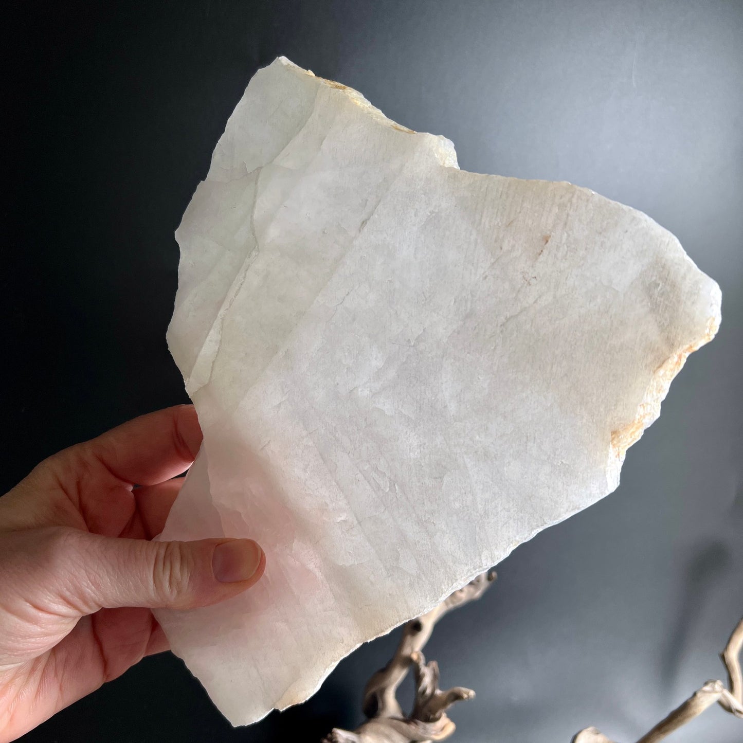 Bergkristall Scheibe in Hand | Brasilien | Durchscheinend weiß | Natürliche Kanten | Kristallstruktur | Happy Minerals