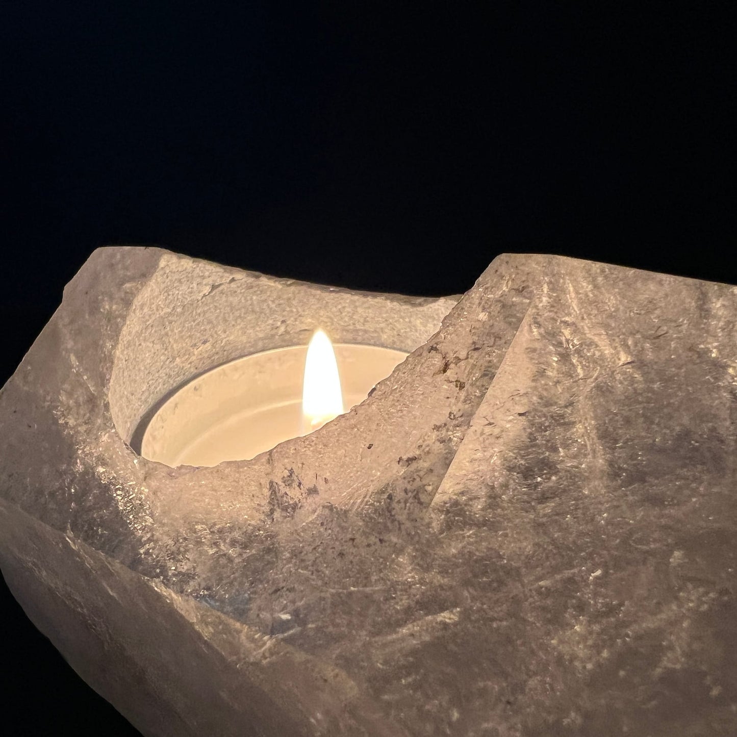 Bergkristall Teelicht Unikat | Detailaufnahme | natuerliche Risse | warme Flamme im rohen Kristall | Happy Minerals