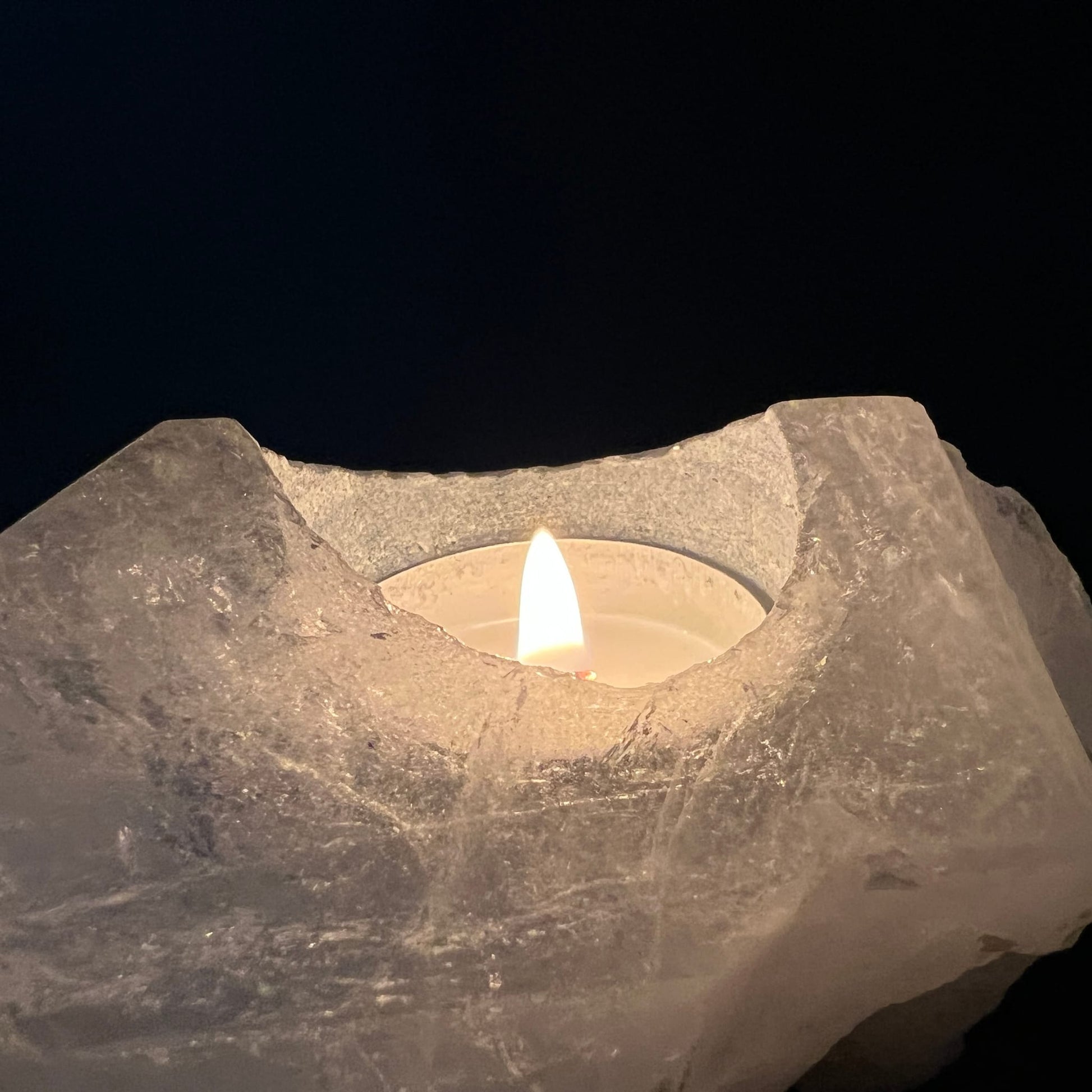 Bergkristall Teelicht Unikat | Nahaufnahme Flamme | raue Kristallwand | warmes Kerzenlicht | Happy Minerals