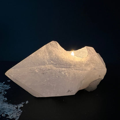 Bergkristall Teelicht Unikat | Seitenansicht | Licht leuchtet durch Kristall | natuerliche Spitze | Happy Minerals