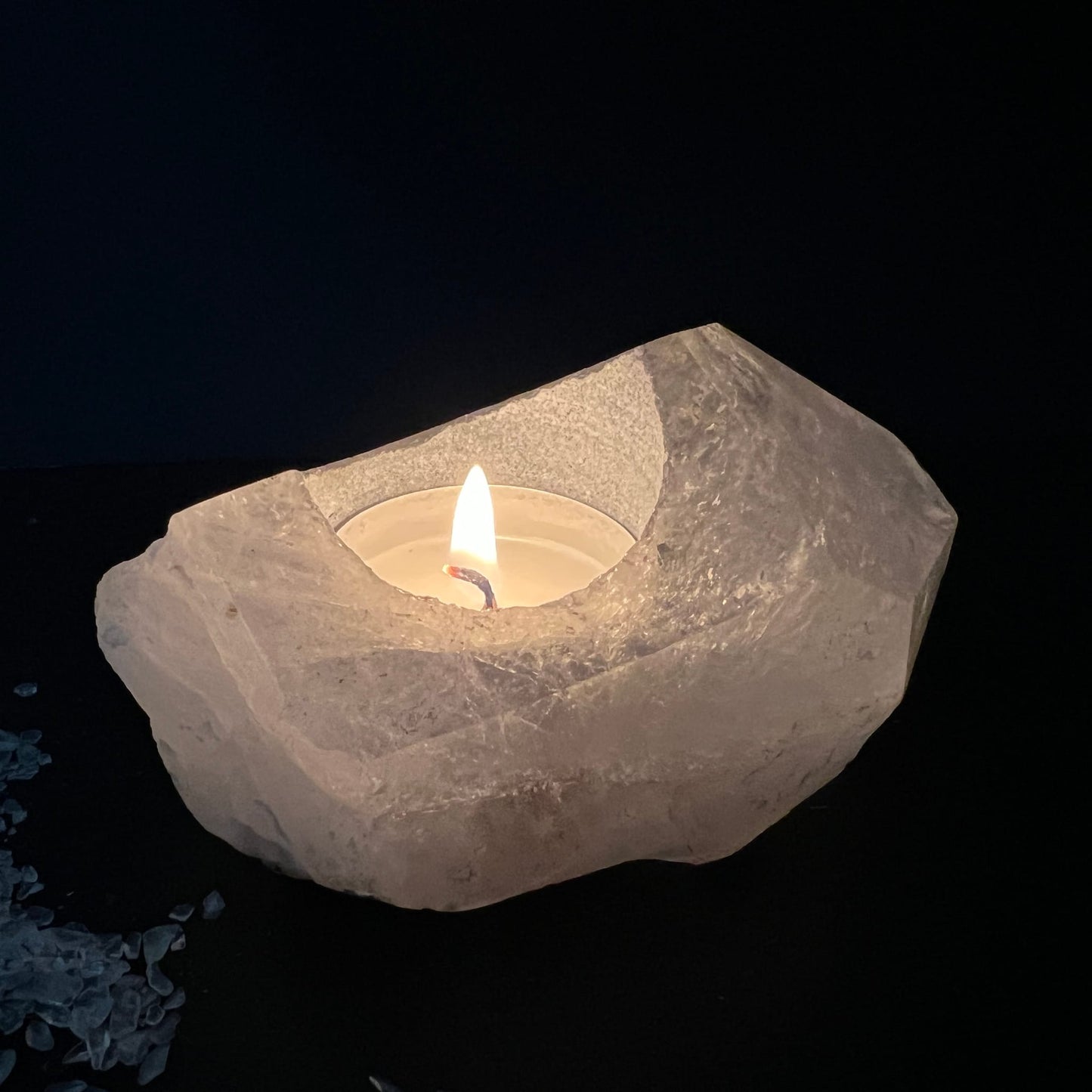 Bergkristall Teelicht Unikat | seitliche Perspektive | sanftes Leuchten | rohe Steinstruktur | Brasilien | Happy Minerals