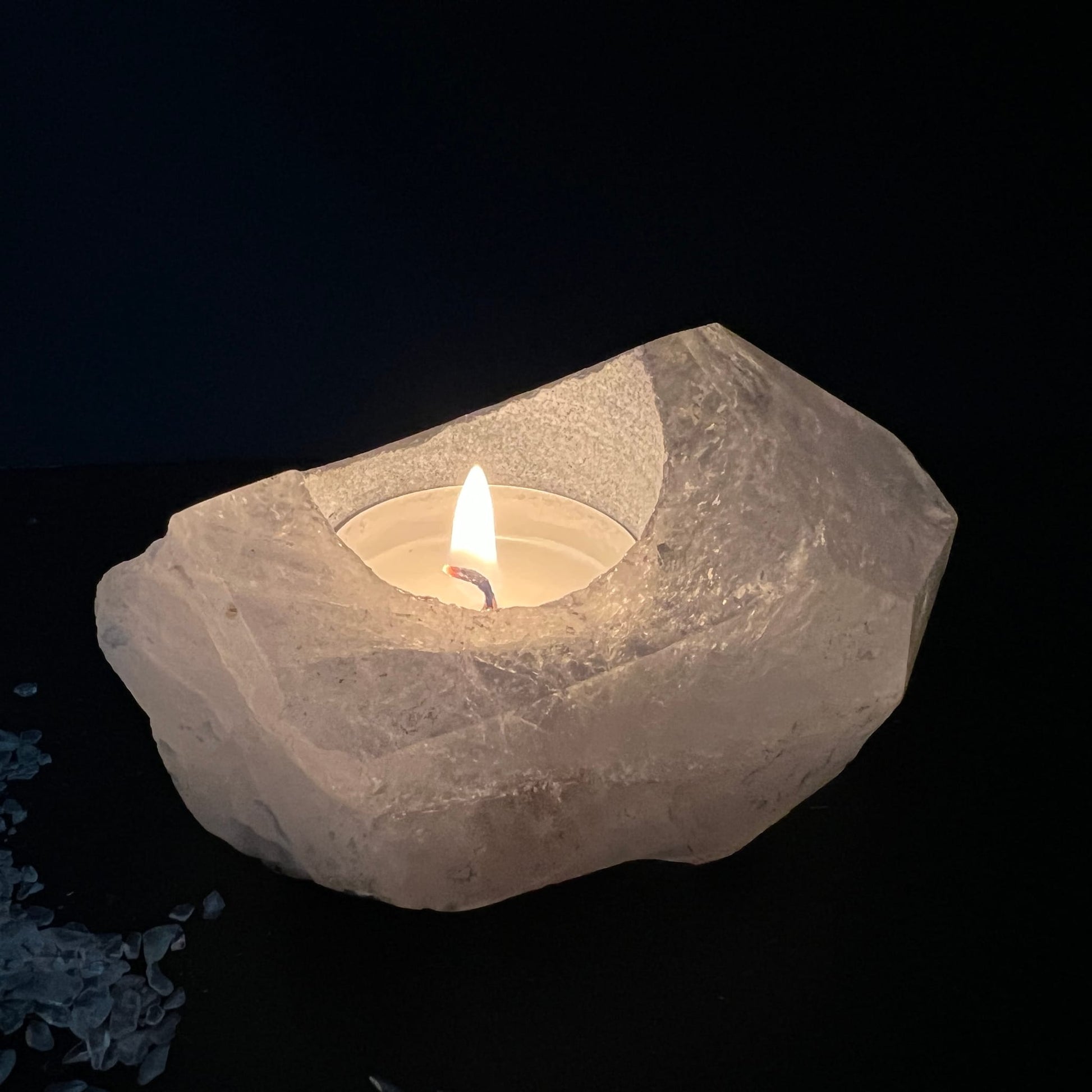 Bergkristall Teelicht Unikat | seitliche Perspektive | sanftes Leuchten | rohe Steinstruktur | Brasilien | Happy Minerals