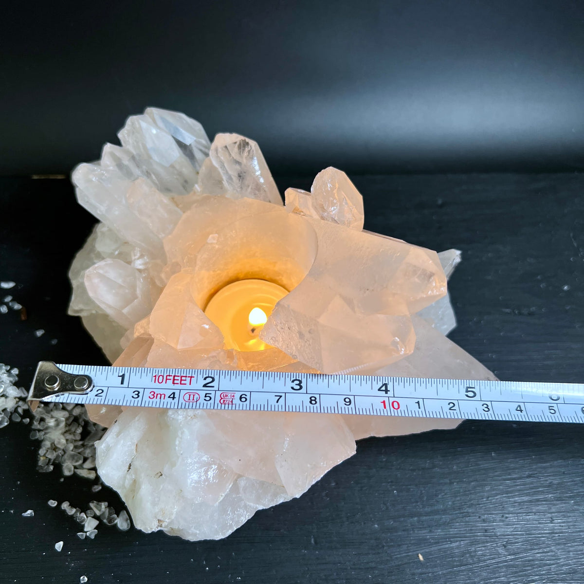 Bergkristall | Teelichthalter | Größenvergleich Maßband | warmes Licht | Happy Minerals