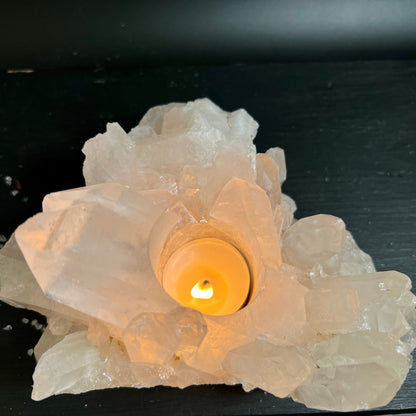 Bergkristall | Teelichthalter | Kerzenflamme | intimes Glühen | Rohstein | Happy Minerals