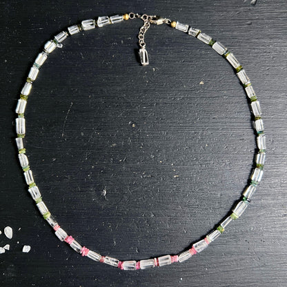 Bergkristall | Turmalin | Kette | zart | bunt | Unikat | Happy Minerals | schwarzer Hintergrund | Verschluss