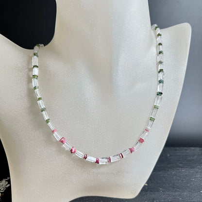 Bergkristall | Turmalin Kette | getragen | Schmuckbüste | Happy Minerals | zarte Farbnuancen | Brasilien