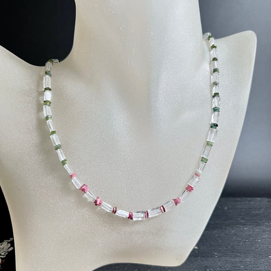 Bergkristall | Turmalin Kette | getragen | Schmuckbüste | Happy Minerals | zarte Farbnuancen | Brasilien