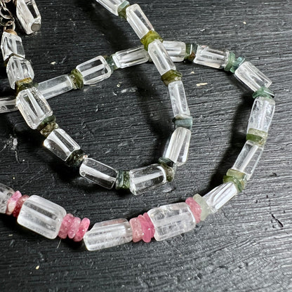 Bergkristall | Turmalin | Perlen Detail | klar transparent | grün rosa | Happy Minerals | Heishi Scheiben Nahaufnahme