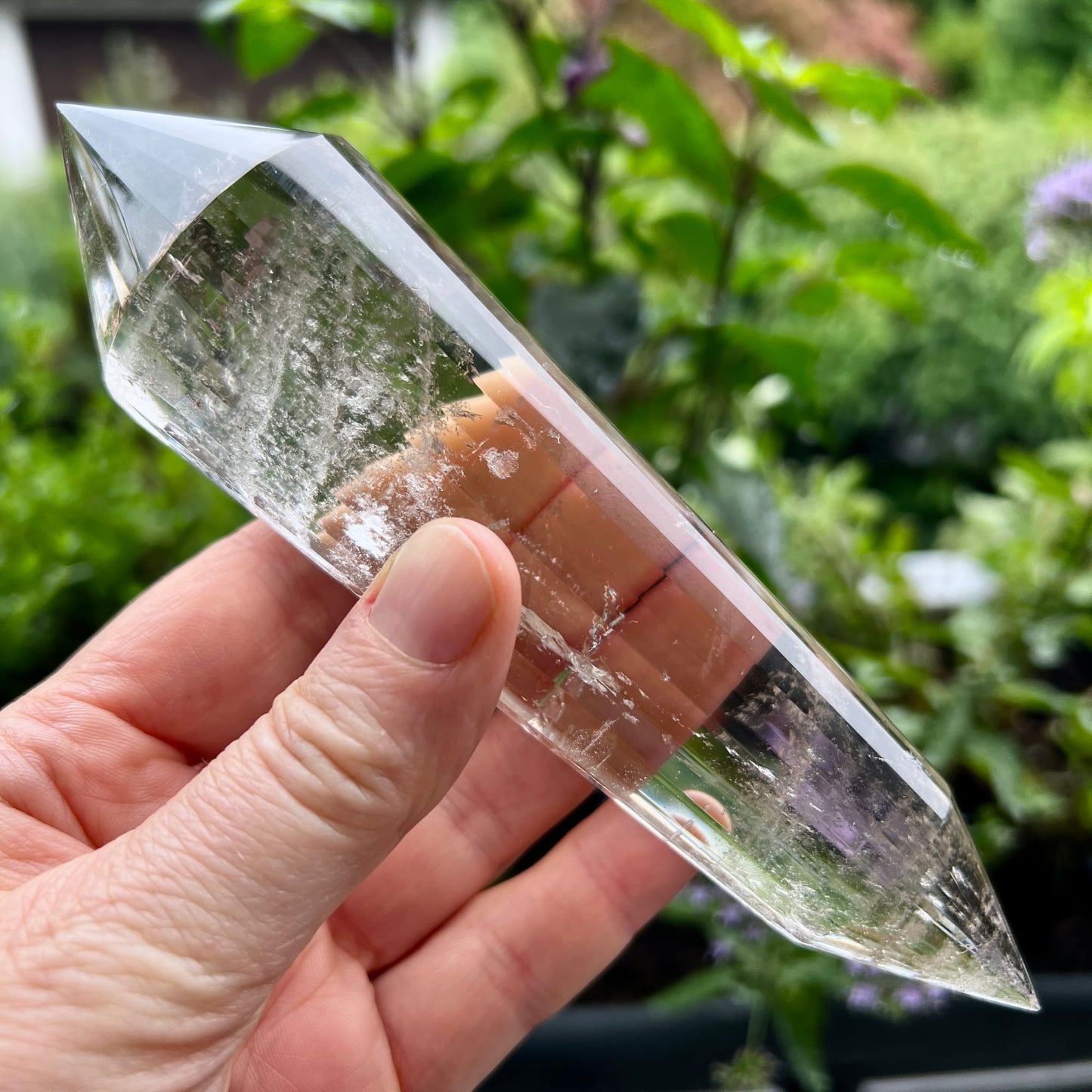 Bergkristall Vogelcut | Hand | Garten | transparent | grüne Reflexion | Happy Minerals