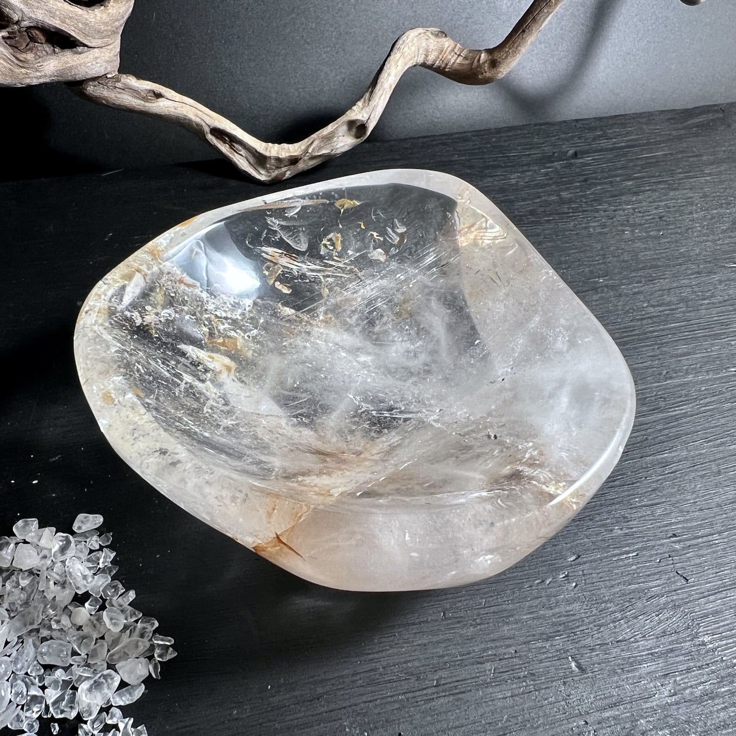 Bergkristallschale mit Golden Healer, 347g, klare Struktur mit Limonit und Rutil | Happy Minerals