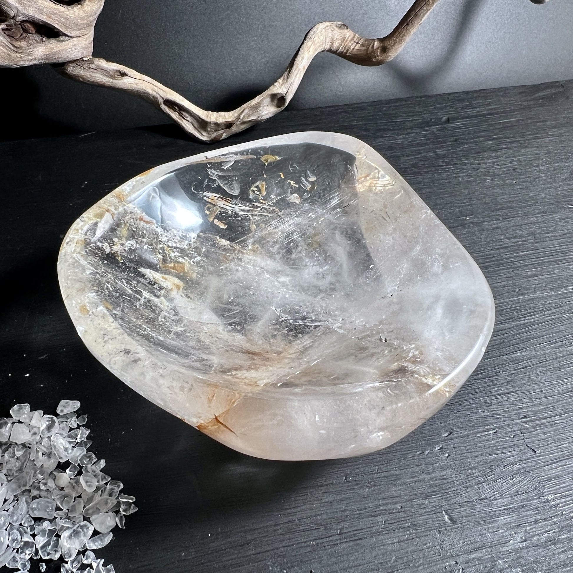 Bergkristallschale mit Golden Healer, 347g, klare Struktur mit Limonit und Rutil | Happy Minerals