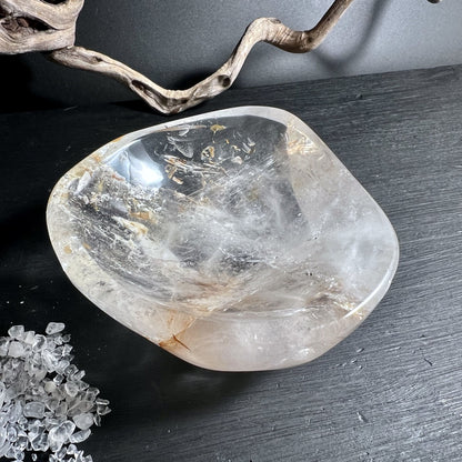 Bergkristallschale mit Golden Healer, 347g, klare Struktur mit Limonit und Rutil | Happy Minerals