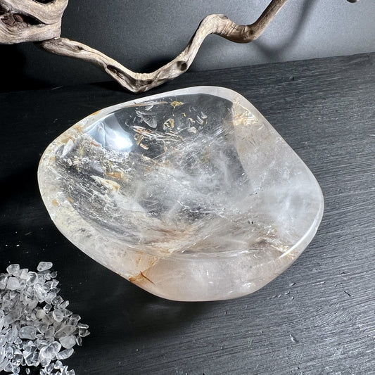 Bergkristallschale mit Golden Healer, 347g, klare Struktur mit Limonit und Rutil | Happy Minerals