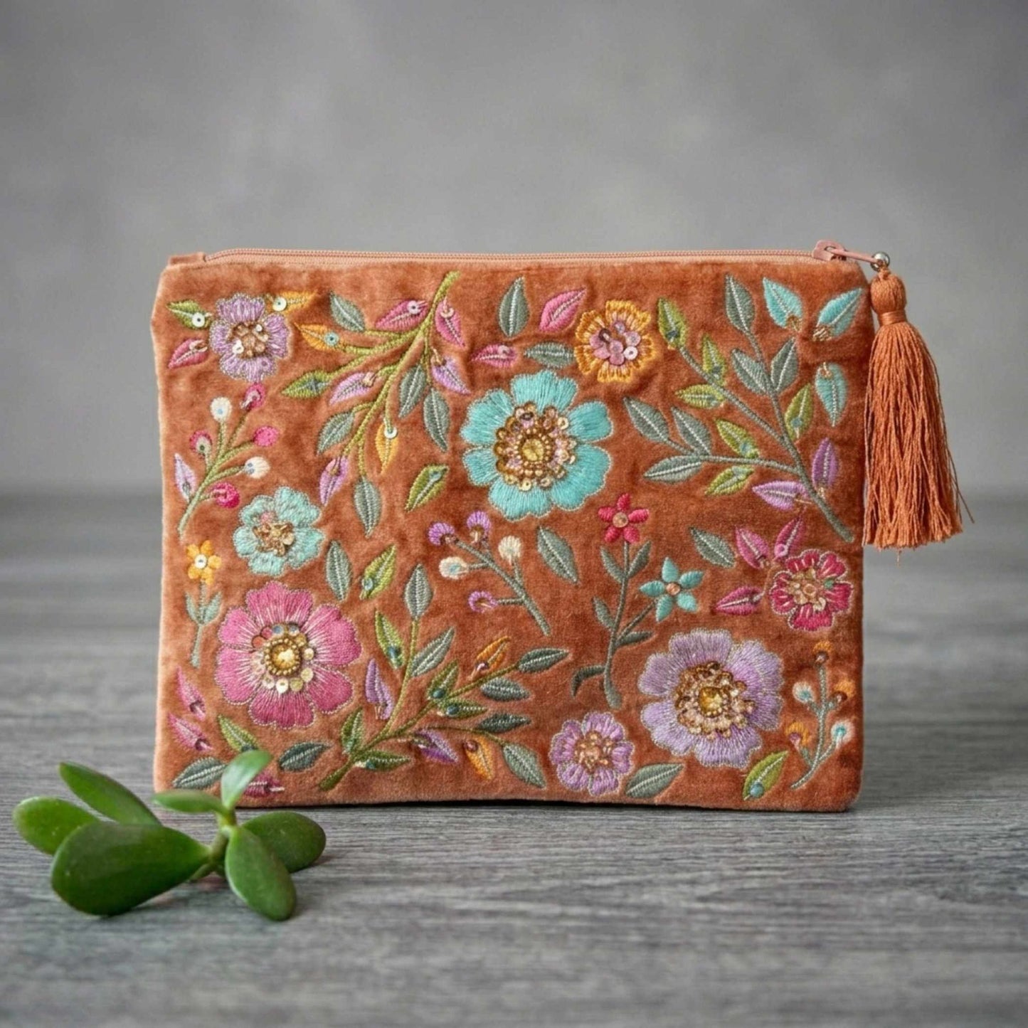Bestickte Samttasche | Orange Samt | Bunte Blumen | Quaste | Reißverschluss | Kosmetiktasche | Happy Minerals
