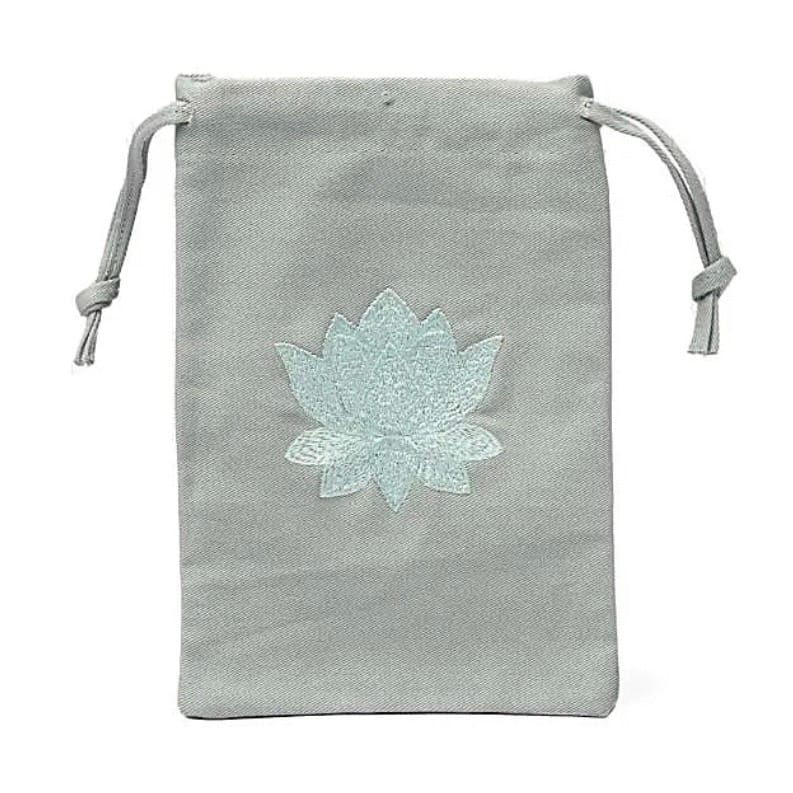 Mintgrüner Bio-Stoffbeutel mit hellblau-grüner Lotus-Stickerei, Kordelzug aus Baumwolle, rechteckig | Happy Minerals