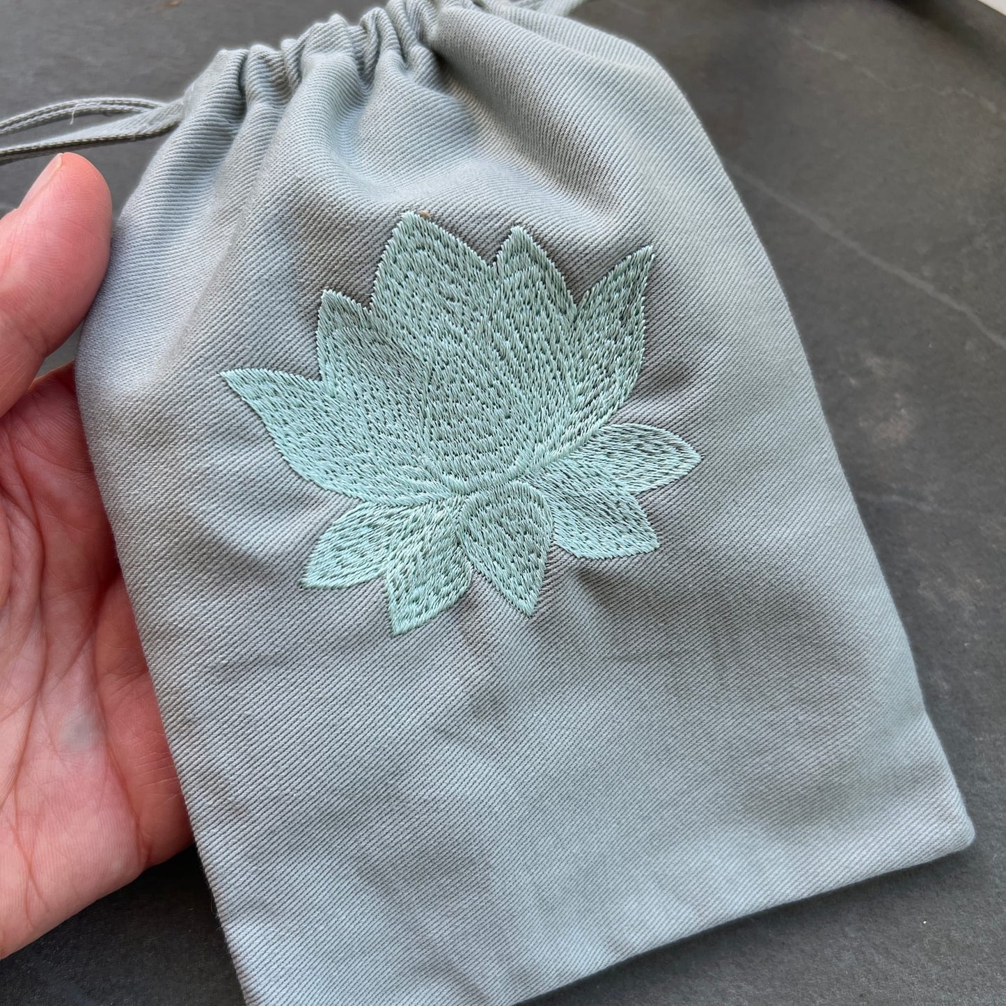 Mintgrüner Bio-Stoffbeutel mit mintfarbener Lotus-Stickerei, Kordelzug, grau-grünes Twill-Gewebe | Happy Minerals