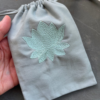 Mintgrüner Bio-Stoffbeutel mit mintfarbener Lotus-Stickerei, Kordelzug, grau-grünes Twill-Gewebe | Happy Minerals
