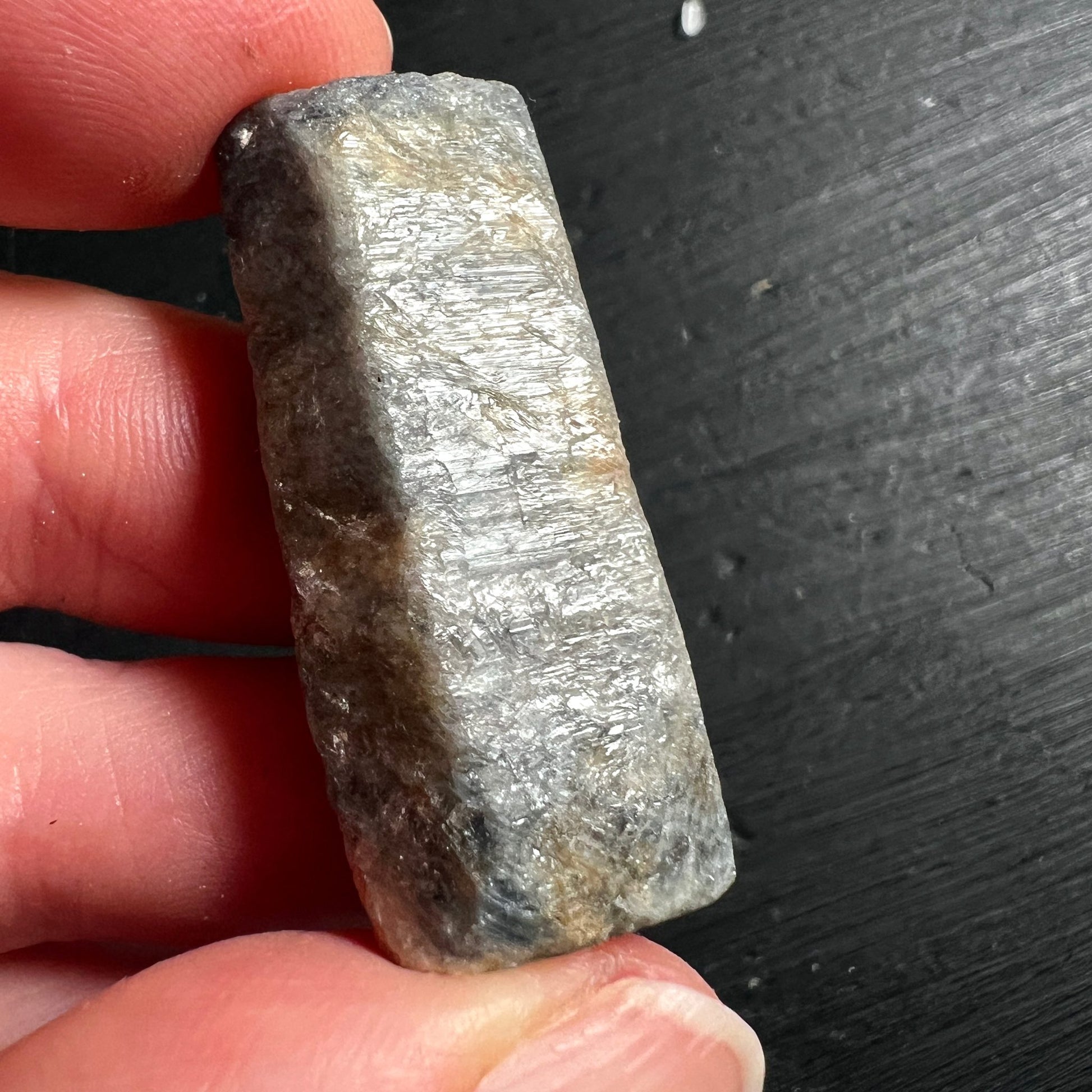 Blau grauer Saphir | längliche Form | natürliche Maserung | Rohkristall Madagaskar | Happy Minerals