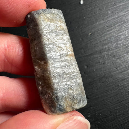 Blau grauer Saphir | längliche Form | natürliche Maserung | Rohkristall Madagaskar | Happy Minerals