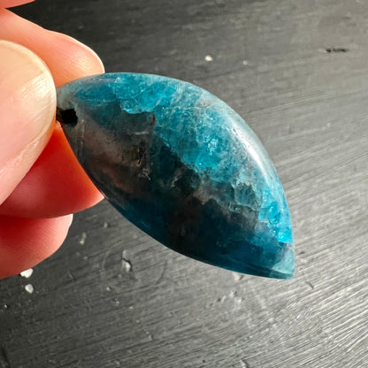 Blauer Apatit Anhänger Rueckseite zeigt natuerliche Matrix und Farbverlauf